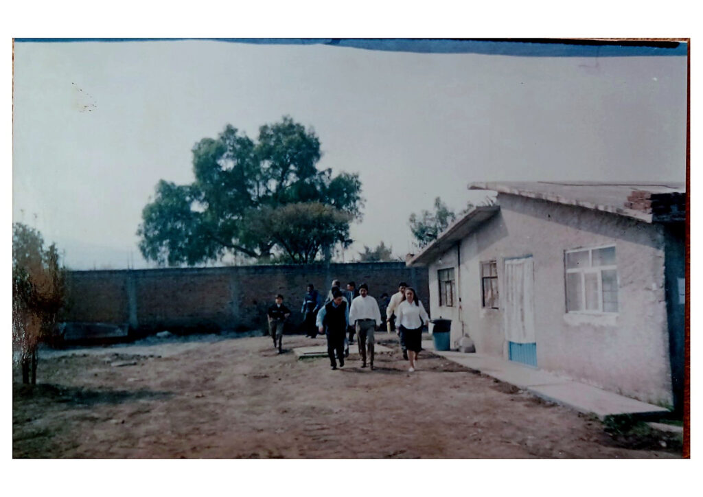 Personas caminando en el exterior de una casa