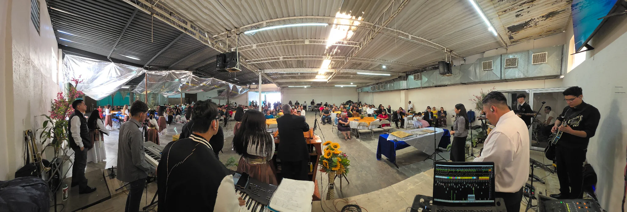 Congregación de Vino Nuevo reunida en el templo